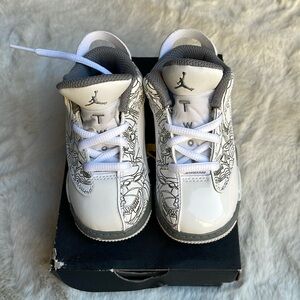 Jordan Dub Zero toddler athletic shoes size 6 in white/cool grey